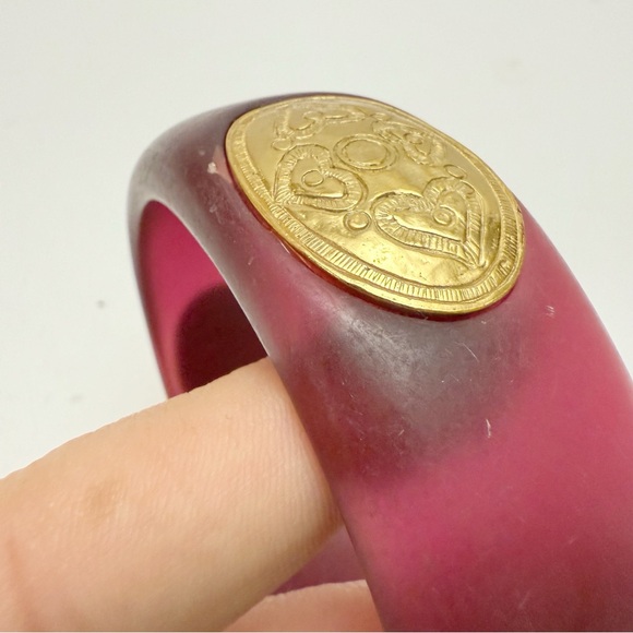 Vintage Plum Frosted Lucite Etched Heart Medallion Chunky Bangle Bracelet - Picture 8 of 9